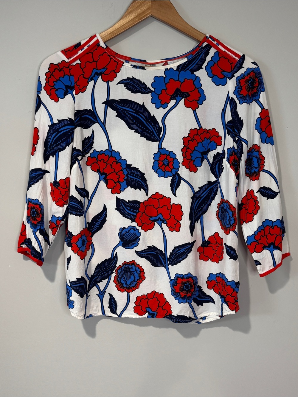 Boden Blue Red Floral Viscose Blouse Contrast Trim 3/4 Sleeve Preppy Size 2